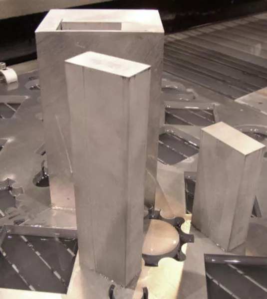 element wykonany z aluminium o grubości 8 cali 