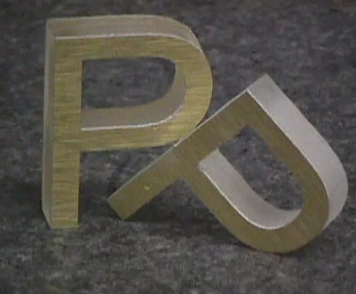 litery wykonano z Kompozytu Plex AC i zajęło to około czterech minut